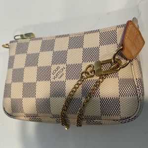 100% Authentic Louis Vuitton clutch